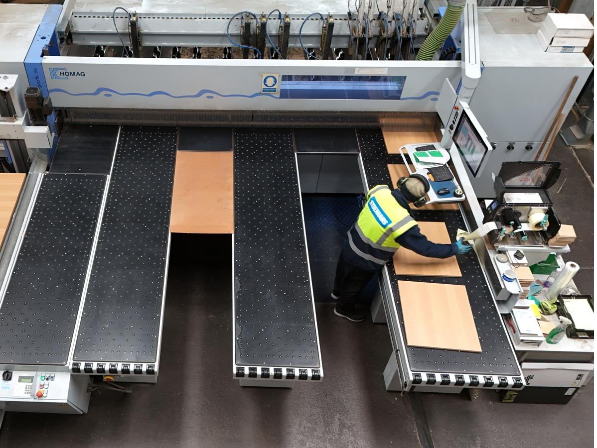 Panel cutting machine
